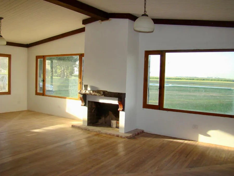 Interior terminado con hogar y aberturas de madera