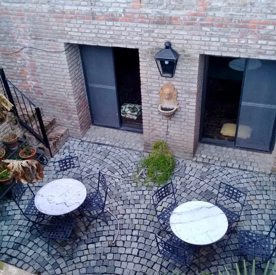 Patio interior con adoquinado