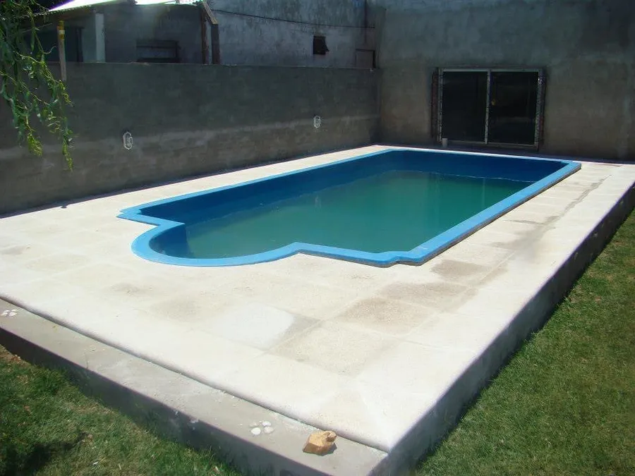 Pileta exterior con solárium terminada